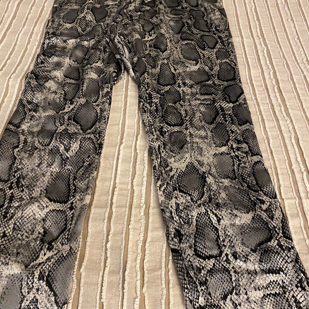 Lightweight BB Dakota size medium snake print cropped pants